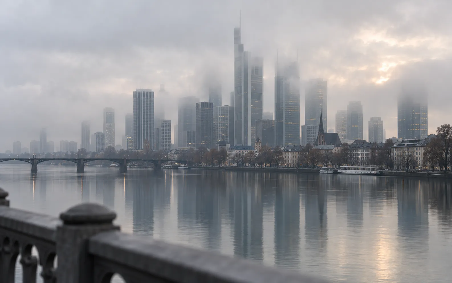Frankfurter Skyline im Morgennebel über dem Main
